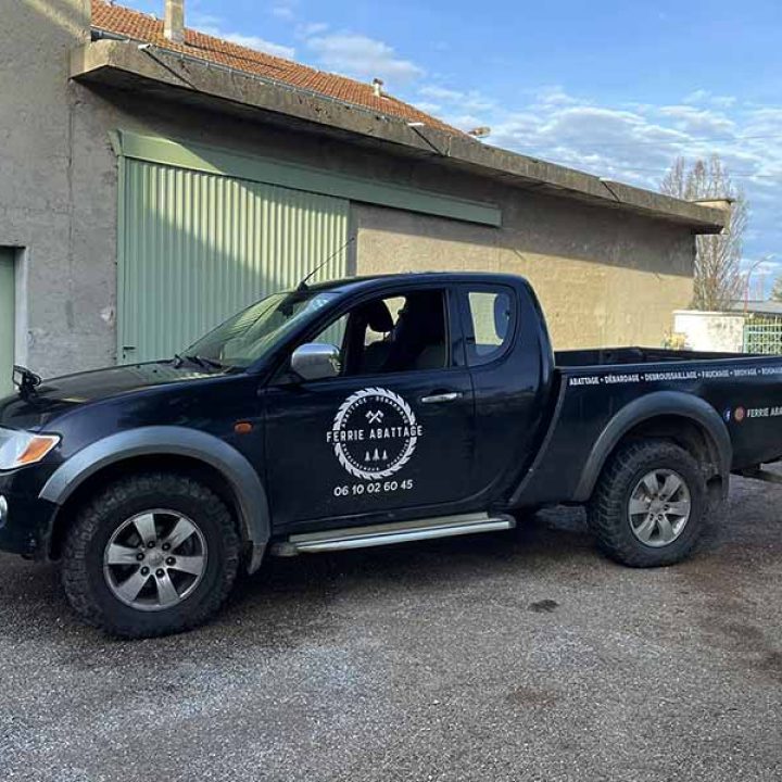 Pick-up elagage-abattage-ferrie-tarn prêt pour travaux forestiers devant entrepôt dans le Tarn